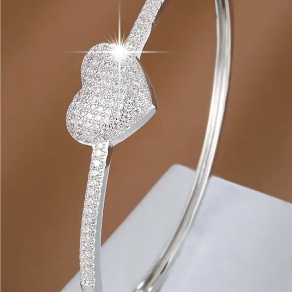 New Silver Heart rhinestone Bracelet - Picture 2 of 3